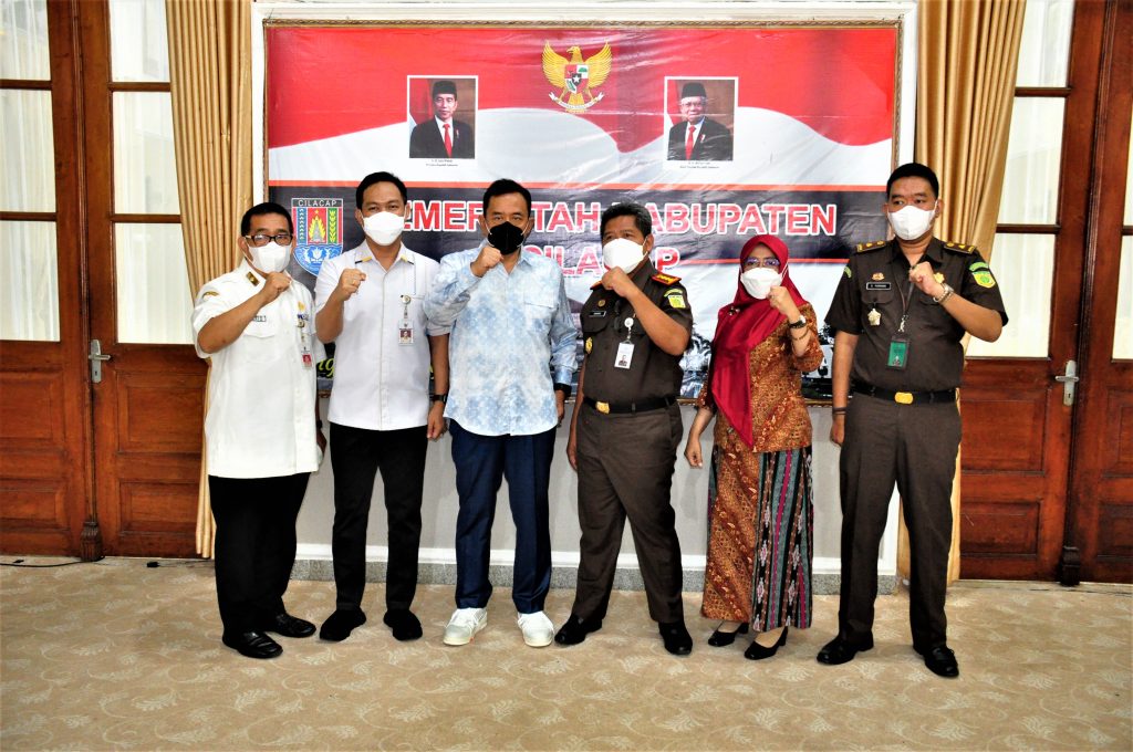 Kepala Kejaksaan Negeri Cilacap, Sunarko saat bersilaturahmi dengan Bupati Tatto Suwarto Pamuji dan pejabat di lingkungan Pemkab Cilacap