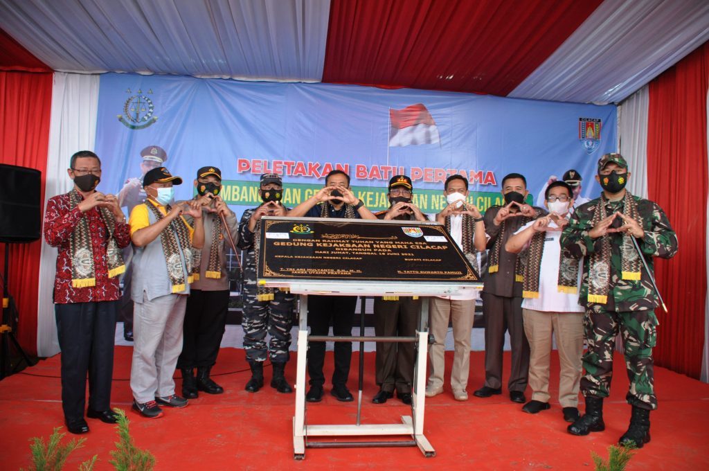 Bupati Tatto S. Pamuji (tengah) berfoto bersama usai menandatangani prasasti pembangunan gedung Kantor Kejaksaan Negeri Cilacap di Jalan Tentara Pelajar Kecamatan Cilacap Utara, Jumat (18/6/2021).