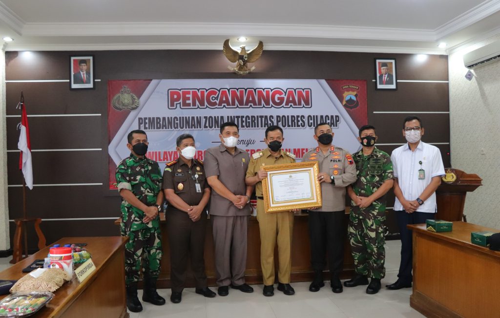 Jajaran Forkopimda berfoto dengan Piagam Pencanangan Pembangunan Zona Integritas, di Aula Ruppattama Polres Cilacap, Senin (27/6/2022). (dok.enka/kominfo)