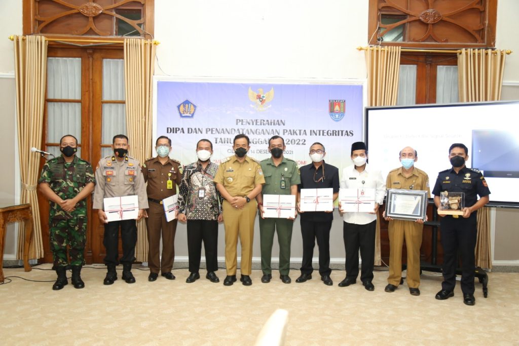 Foto bersama setelah penyerahan DIPA dan penghargaan kepada Dispermades dan Bea dan Cukai oleh Bupati Cilacap. (dok.humas/setda)