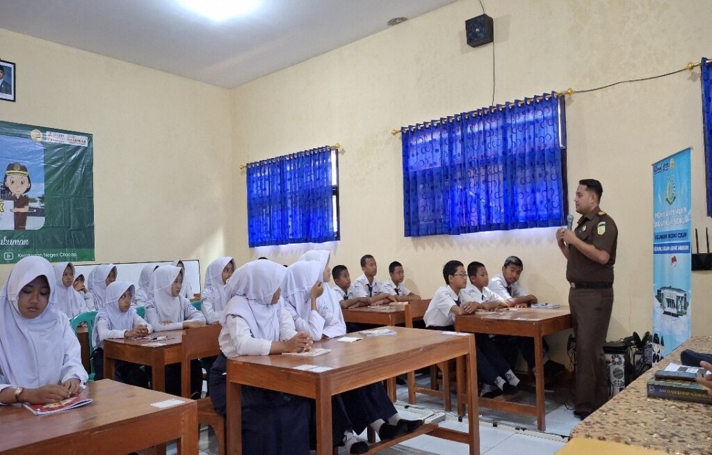 Program Jaksa Masuk Sekolah Kejaksaan Negeri Cilacap di SMP Negeri 2 Bantarsari