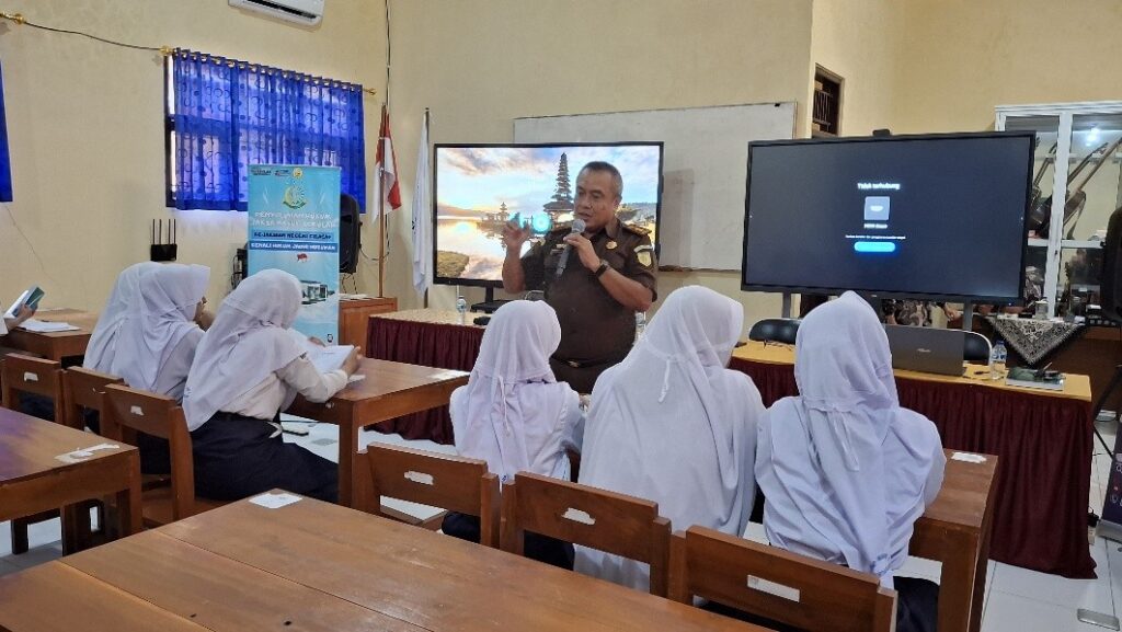 Program Jaksa Masuk Sekolah Kejaksaan Negeri Cilacap di SMP Negeri 2 Bantarsari