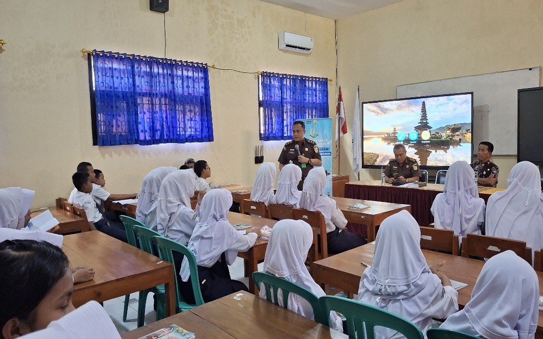 Program Jaksa Masuk Sekolah Kejaksaan Negeri Cilacap di SMP Negeri 2 Bantarsari