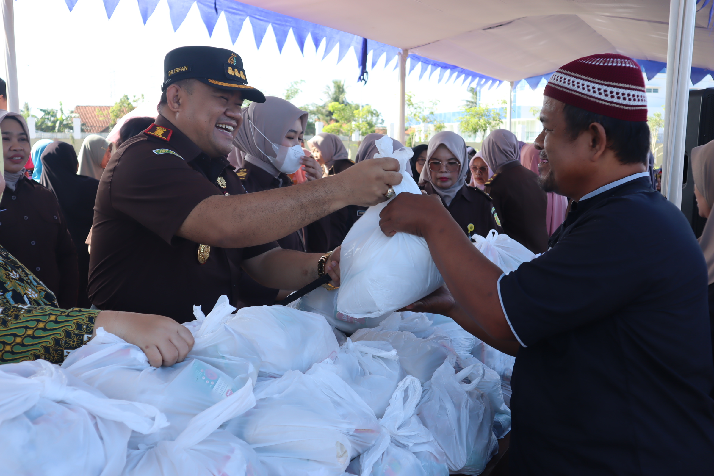 Bazar Ramadhan Kejaksaan Negeri Cilacap di halaman kantor Kejari Cilacap