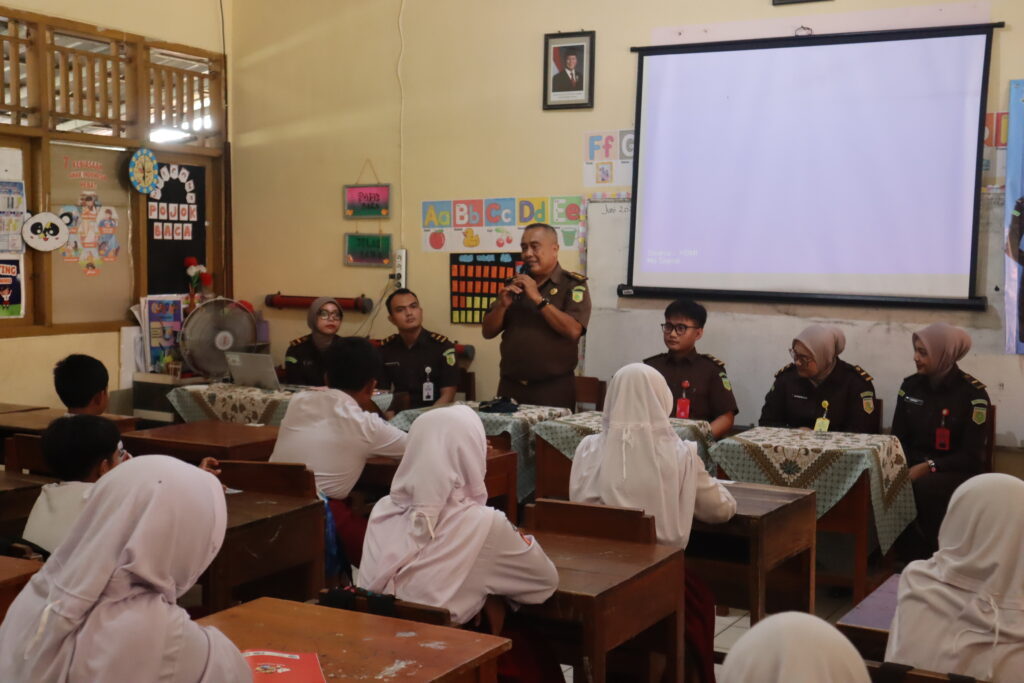 Program Jaksa Masuk Sekolah Kejaksaan Negeri Cilacap memberikan edukasi anti bullying kepada siswa SD Negeri Mertasinga 07