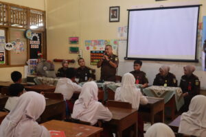 Kejari Cilacap Edukasi Bahaya Bullying Melalui Program Jaksa Masuk Sekolah di SD Negeri Mertasinga 07