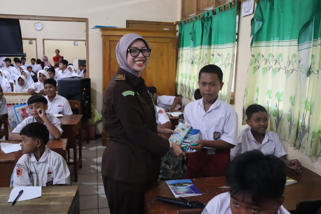 Program Jaksa Masuk Sekolah Kejaksaan Negeri Cilacap memberikan edukasi anti bullying kepada siswa SD Negeri Mertasinga 07