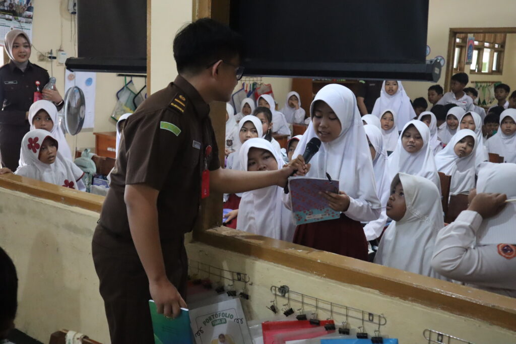 Program Jaksa Masuk Sekolah Kejaksaan Negeri Cilacap memberikan edukasi anti bullying kepada siswa SD Negeri Mertasinga 07