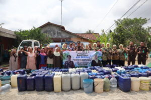 Kejari Cilacap Salurkan 4 Tangki Bantuan Air Bersih untuk Warga Desa Bojong